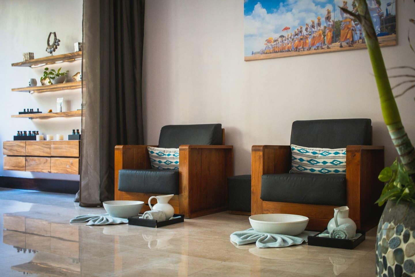 Due poltrone con pediluvi disposte in una sala spa.